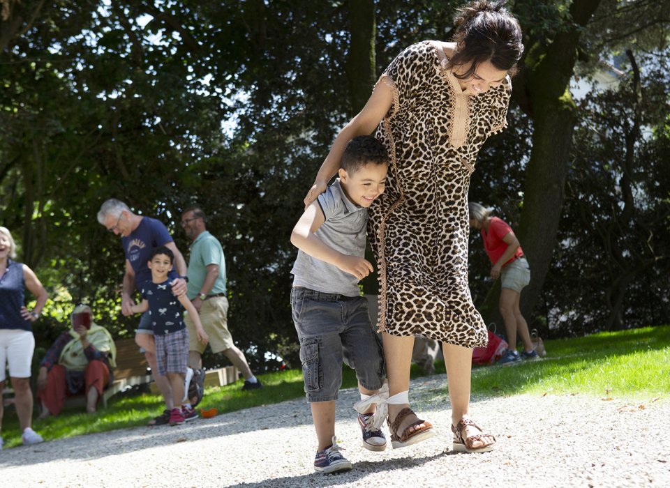 une mère et son jeune fils s'amusent à marcher avec un pied lié à l'autre
