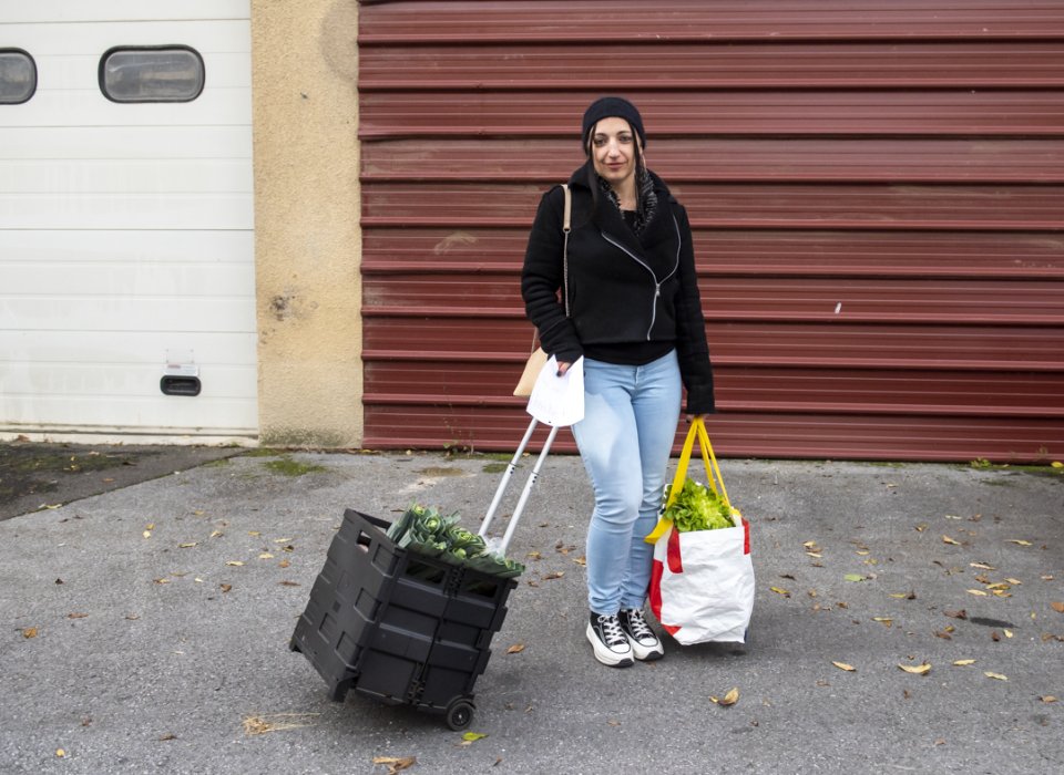 Ingrid avec ses sacs de courses achetées à Epi’soleil, une épicerie solidaire itinérante lancée par le Secours catholique